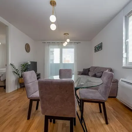 Modern And Comfortable In 扎达尔