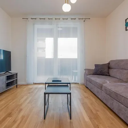 Modern And Comfortable In Lägenhet