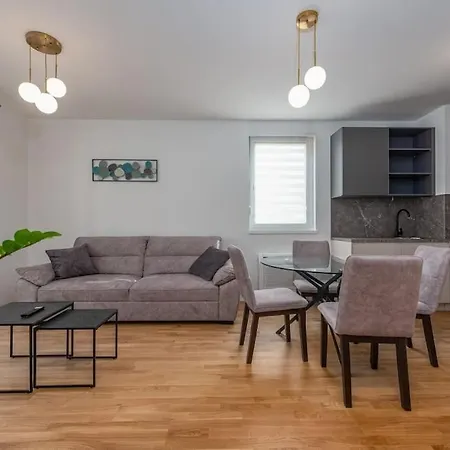 Modern And Comfortable In Lägenhet