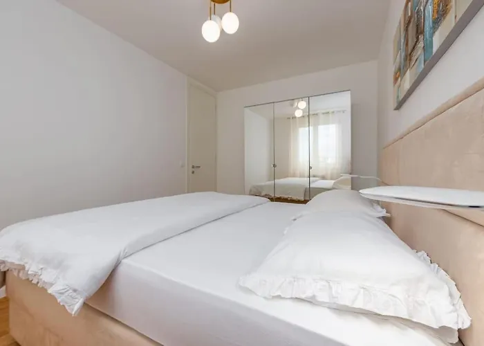 Modern And Comfortable In Lejlighed *