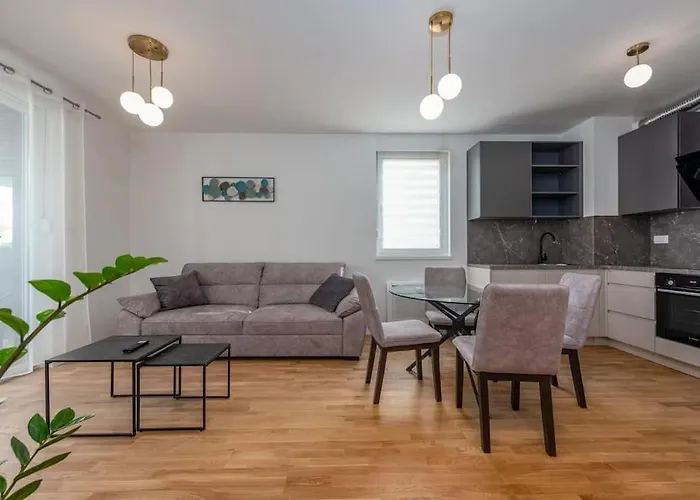 Modern And Comfortable In Lejlighed